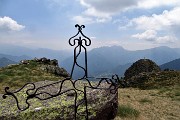 60 Dalla croce in ferro dell'altare in pietra vista sulla croce lignea del Mincucco